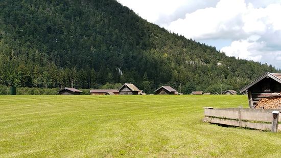 Zahlreiche schmucke Feldstadel zieren die Wegstrecke.