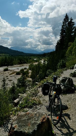 Inzwischen sind die Ortschaften Krün und Wallgau passiert und der Blick schweift von einer Anhöhe zurück gegen die Flußrichtung ins tiefer liegende Tal.
Der Standort befindet sich ca. 15 km vor der bekannten Brücke über den Sylvensteinspeicher, der etwas später noch erwähnt wird.