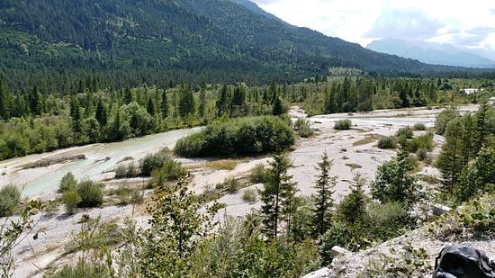 Dieser Streckenabschnitt zwischen dem Karwendelgebirge und den Kocheler Bergen zählt zu den am dünnsten besiedelten Regionen in Mitteleuropa und wird trefflicherweise auch gerne "Klein-Kanada" genannt, eine der letzten wilden Flusslandschaften in Deutschland.