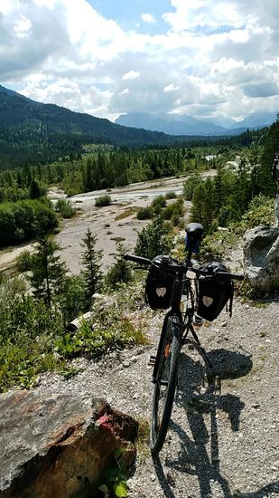 Ausgehend von einigen Parkplätzen ist der Zugang für Besucher zum Wildfluss möglich, allerdings ist im Frühjahr besondere Umsicht nötig, da die Kiesbänke Brutgebiet der gefährdeten Flussregenpfeifer und der vom Aussterben bedrohten Flussuferläufer sind. 
Mit dem Wohnmobil über Nacht im Naturschutzgebiet zu bleiben oder sein Zelt aufzuschlagen ist strikt untersagt.