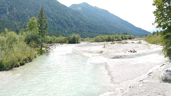 Allerdings kann man im Oberen Isartal nicht so sehr von Natur pur sprechen, da ein  Teil der Isar und mehrere Gebirgsbäche über ein komplexes System von Kanälen und Wassertunneln in den Walchensee abgezweigt wird, dessen Wasser die Turbinen des Walchenseekraftwerks antreibt. 
Deshalb gelangt in den meisten Monaten nur etwa ein Fünftel der Isar bis in das wilde Flusstal. Dies brachte in früheren Zeiten auch Proteste der Bevölkerung von (Bad) Tölz ein, da in Zeiten ohne Klärwerk bei Niedrigwasser die Fäkalien-Abwässer wegen der Geruchsbelästigung nicht ohne Verdünnung in die Isar eingeleitet werden konnten.
Im folgenden einige unkommentierte Impressionen dieser überaus angenehm einwirkenden Landschaft.