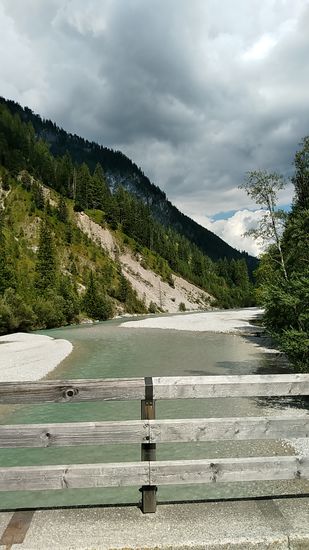Inzwischen ist die östliche Mautstation passiert und der Blick schweift in bzw. im folgenden Bild nochmals gegen die Flußrichtung.