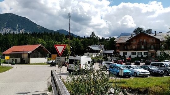 Gleich anschließend an diese Isarbrücke befindet sich Vorderriß, der südlichste Ortsteil der Gemeinde Lenggries.