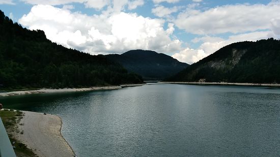 Der neue Standpunkt ist jetzt auf der Brücke über den Sylvensteinstausee und der Blick schweift in östliche Richtung zur im Hintergrund linkerhand noch verdeckten Staumauer.