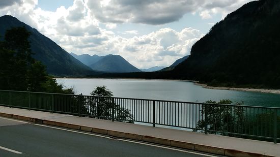 In entgegengesetzte Richtung blickt man zurück über den aufgestauten Teil der Isar in westliche Richtung nach Vorderriß, wobei meine Anfahrt von der linken Uferseite auf der Bundesstraße 307 ablief.