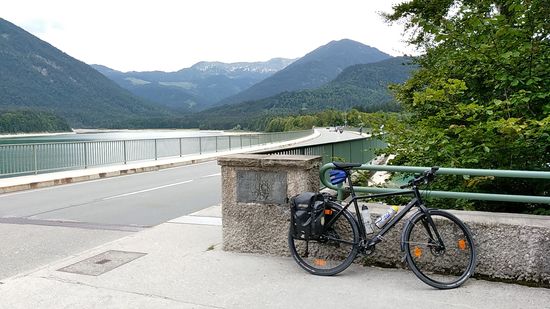 Am Ende der Brücke angekommen, gibt es eine "obligatorische" Pauseneinlage, da ich auch schon während einer Ferntour in 2012 via Reutte/Tirol, den Gaichtpass und das Tannheimer Tal nach Lindau am Bodensee  (hiervon gibt es keinen Reisebericht) und während einer ausgedehnten Tagestour mit dem Rennrad vor noch längerer Zeit hier pausierte.