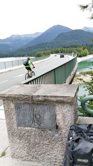 Da mir diese Faller-Klamm-Brücke aus dem Jahre 1957 mit einer Gesamtlänge von 329 m und ihrer gelungenen Einbindung in die Umgebung seit meiner Kindheit recht imponiert, möchte ich noch einige Bilder anfügen.