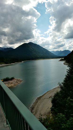 Der aufgestaute Teil der Isar vom nördlichen Brückenende mit reichlich, aber unbedrohlichem Wolkenszenario - top Radlerwetter !