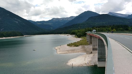 Hier im östlich angrenzenden Teil der Brücke sieht man den aufgestauten Teil der Dürrach, die in Tirol entspringt und aus südlicher Richtung hinzufließt.