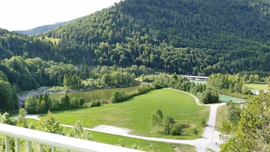 Links vom Radler-Tunnel-Einlass der Höhenblick auf die von links nach rechts fließende Isar.