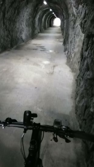 Jetzt aber gleich durch den beleuchteten Radler- und Wanderertunnel mit dem wenig weiter erkennbaren Ende desselben.