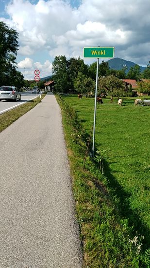 Wenige km weiter wird der Lenggrieser Ortsteil Winkl erreicht.
