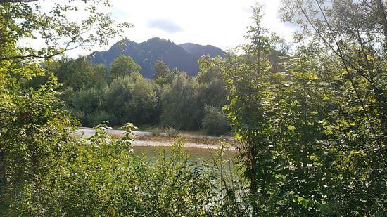 Anschließend an die gegenüberliegende Isarseite bei Lenggries erscheint das Brauneck mit einer Gipfelhöhe von 1555 m. Das Brauneckgebiet ist durch Wirtschaftswege, der Brauneck-Bergbahn und mehrerer Lifte voll erschlossen und wegen der kleinen Entfernung von 60 km zur Landeshauptstadt München, sowie der Anbindung an die Bayerische Oberlandbahn ein gefragtes Ski- und Wandergebiet. Gleichfalls ist der Berg auch Startplatz für Drachen- und Gleitschirmflieger, die den Gipfel bequem per Seilbahn erreichen können.