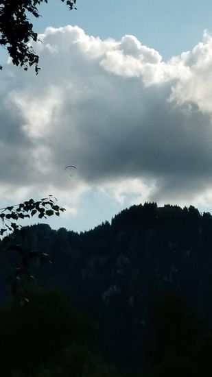 Mit max. Handyzoom ist leicht links von der Bildmitte einer der zahlreichen Gleitschirmenthusiasten an diesem Tage erkennbar.