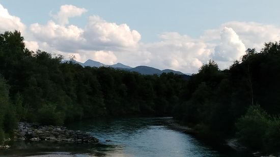Ab Obergries gleich nördlich von Lenggries führt der Radweg weg von der B 13 und verläuft nach einer Brücke linkerhand der Isar am Isaruferweg entlang.
Hier der Blick flußaufwärts.