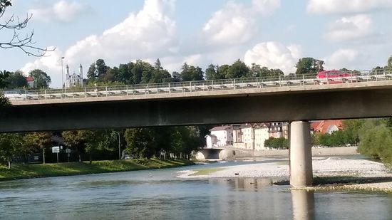 Bad Tölz ist erreicht.
In Bildmitte links erscheint gleich oberhalb der Brücke die zweitürmige Kalvarienbergkirche mit der Leonhardikapelle gleich links nebenan, die ab dem 
18. Jahrhundert entstanden.
Der Kalvarienberg, früher nur "Höhenberg" genannt, war im Mittelalter eine von zwei Tölzer Hinrichtungsstätten. Hier befand sich ein Galgen, bei der zweiten Hinrichtungsstätte wurde meist durch Schwert oder Rad das Ende gesetzt.