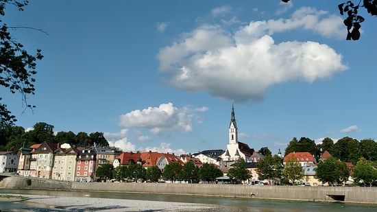 Aber weg von diesen schauderlichen Zeiten und nun der prächtige Blick auf das Stadtbild von Bad Tölz mit der Stadtpfarrkirche Mariä Himmelfahrt.
Für Krimi-Freunde: Etwa in Bildmitte hinter den Bäumen des Hochwasserschutzes befindet sich übrigens das "Bulle von Tölz- Museum" mit Ottfried Fischer als Hauptdarsteller ("Mehr sog i ned").
Zu Tölz soll noch erwähnt sein, daß es sich im 15. Jahrhundert aufgrund der lebhaften Flößerei und dem Salztransport zu einem der blühendsten Orte im ganzen Oberland entwickelte, was viele edle Geschlechter entstehen ließ und auch bayerische Herzöge desöfteren auf der neuen Tölzer Burg verweilten.
Die größte Katastrophe war im 30-jährigen Krieg, als Tölz im Jahre 1632  vom schwedischen Heer dem Boden gleich gemacht wurde und auch die Pest grassierte.
Auch der Aufstand der Oberländer Bauern gegen die Habsburger im Jahre 1705 z. Zt. des Spanischen Erbfolgekriegs von 1701 bis 1714 scheiterte blutig vor den Toren Münchens in der "Sendlinger Mordweihnacht".
Diese Rückschläge wurden jedoch letztlich überwunden und der große Wendepunkt für Tölz wurde 1874 die neu eröffnete Eisenbahnlinie von Holzkirchen nach Tölz, die den Güter- und Reiseverkehr nach München erleichterte.
Aus der Bier- und Flößerstadt Tölz wurde 1845 nach der Entdeckung der angeblich stärksten Jodquelle Deutschlands am nahegelegenen Blomberg der Kurort Tölz mit der Bezeichnung "Bad" im Namen seit dem 22. Juni 1899.
Die vorhergehenden kurzen Ausführungen zu Bad Tölz habe ich in leicht veränderter Form dem empfehlenswerten Taschenbuch "Entlang der Isar" 
von Gabriele Rüth entnommen, in dem auf sehr ausführliche Weise die Orte und Gegenden am Lauf der Isar von Scharnitz bis München-Thalkirchen beschrieben werden.