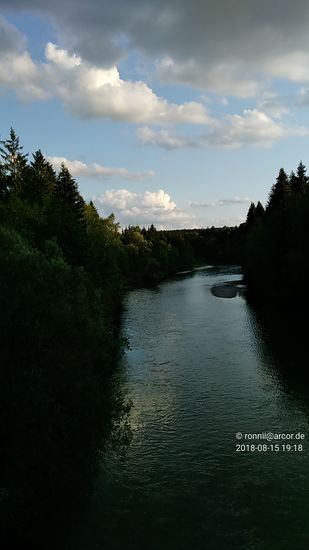 Zum bildlichen Abschluß dieses ersten Tourtages noch Blicke von der Tattenkofener Brücke bei Geretsried gegen den Isarlauf bzw. im folgenden Foto in Flußrichtung.