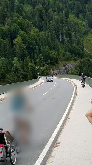Auf der geschwungen ausgeführten Brücke über den Sylvensteinstausee in Blick auf meine Fahrtrichtung.