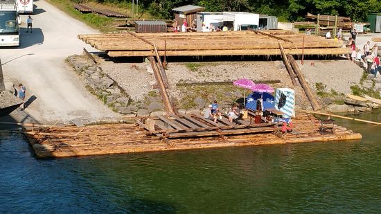 Nach jeder Fahrt werden die Flöße wieder in alle Einzelteile zerlegt und mit dem Langholztransporter wieder zurück nach Wolfratshausen gefahren.
Übrigens gibt es in Wolfratshausen an der Loisach, die etwas oberhalb der Stadt in die Isar mündet, noch eine zweite Abfahrtstelle für die Flöße.