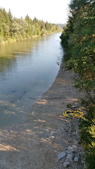Für mich geht's auf meinem "Straßen-Draht-Floß" auf der rechten Isarseite nach oben weiter in Richtung München, wobei, wie jetzt schon angemerkt, die heutige Strecke bis Freising stets in Flußrichtung rechts verlief.