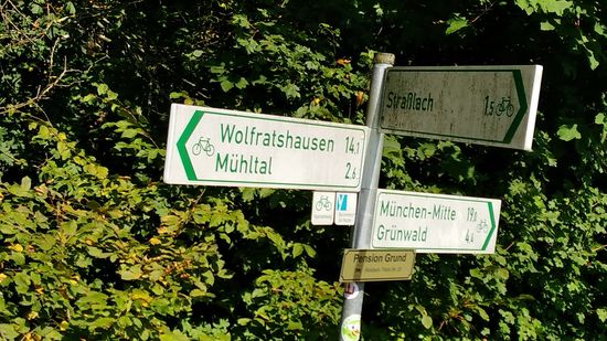 Hier verläuft der Isarradweg für knapp 5 km oberhalb des Isartals bis Grünwald.