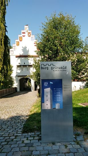 Kurz bevor die Strecke hoch über dem Isartal wieder hinab zur Isar strebt, passiert man nicht weit vom Ortskern die Burg Grünwald, eine spätmittelalterliche Höhenburg, die am Abhang zur Isar gelegen ist.
Bereits im 12. Jahrhundert urkundlich erwähnt, diente sie später als Jagdschloss, Pulvermagazin und Gefängnis, dessen erster Insasse von 1698-1704 ein italienischer Hochstapler war.
1976 wurde die Burg durch den Freistaat Bayern erworben und beherbergt seit 1979 das Burgmuseum Grünwald, ein Zweigmuseum der Archäologischen Staatssammlung.
Burg Grünwald und Burg Blutenburg sind die einzigen mittelalterlichen Burganlagen, die sich in unmittelbarer Umgebung von München erhalten haben.
Zu überregionaler Bekanntheit gelangte Burg Grünwald oberhalb der Isar durch die "Bierhymne" des Münchner Komikers Karl Valentin:
"Ja so warn's de oiden Rittersleit".