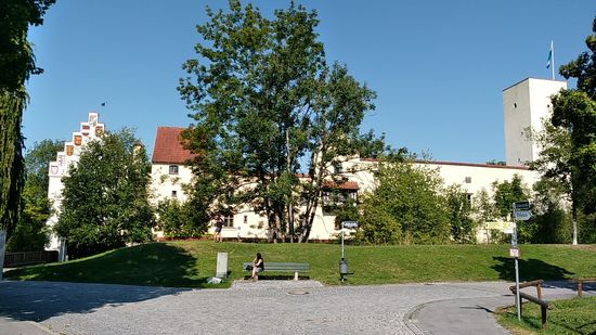 Burg Grünwald von der östlichen Eingangsseite aus gesehen.
Im 17. und 18. Jahrhundert mussten nach Unterspülung des Burgbergs durch die Isar große Teile abgebrochen werden.