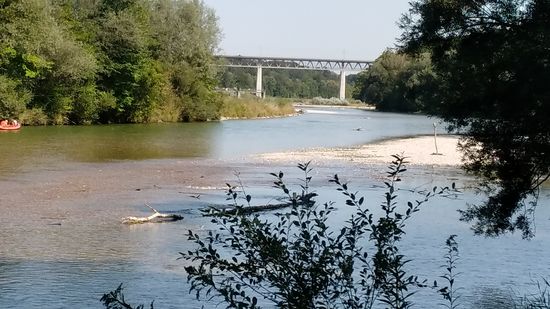 Kurze Zeit später erscheint ein erstes überregional bekanntes Brückenbauwerk im Vorfeld der Stadt München, die Großhesseloher Brücke bei München-Solln.