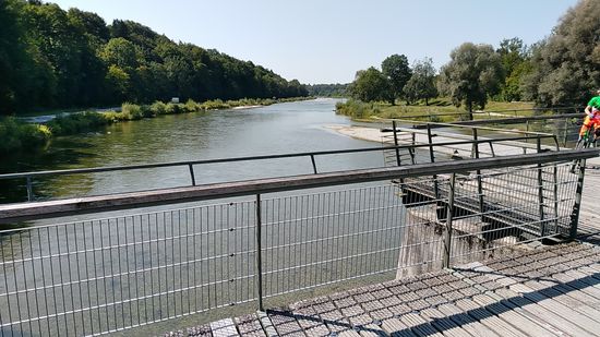 Auf Höhe von München-Harlaching fahre ich kurz ein Stück auf die Marienklausenbrücke mit Blick zurück in Richtung Süden.