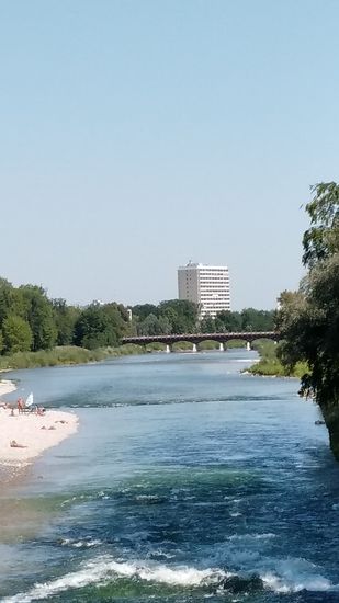 Im Bildhintergrund vor dem Hochhaus ist schon die Thalkirchner Brücke erkennbar, auf deren Höhe rechterhand das Tierparkareal im Norden endet.