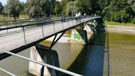 Noch befinde ich mich auf einem rechtwinkligen Versatz der Marienklausenbrücke, der bedingt durch die Rillenführung der hölzernen Planken eine evtl. Sturzgefahr für Radler darstellen könnte.