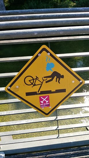 Ein etwas "humorvoll-ordinär" verunstaltetes Warnschild weist dabei auf die Sturzgefahr hin. 