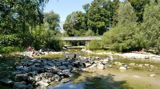 Der seit 1885 mehrfach erneuerte Flauchersteg für Fußgänger und Radler etwas aus der Ferne. Zuletzt in 2000/2001 generalsaniert, besteht er aus einer Stahlkonstruktion mit Lärchenholzbeschlag und verbindet mit einer Gesamtlänge von 340,50 m drei Stadtteile miteinander.