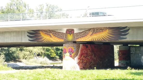 Wenn schon Graffiti, dann bitte auf künstlerisch ansprechende Art und Weise, wie hier im Vordergrund im Bereich eines Brückenpfeilers der Brücke des Mittleren Rings über die Isar im Süden.