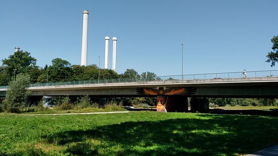 Die Brücke des Mittleren Rings mit den HKW-Kaminen.