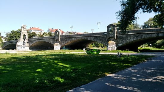 Mit einer Gesamtlänge von 125 m überspannt die in 1904 als Betonbrücke errichtete Wittelsbacherbrücke, eine technisch gesehene Kopie der bald darauf folgenden Reichenbachbrücke, die Isar.
Die vier Bögen wurden mit Muschelkalksteinen verkleidet.