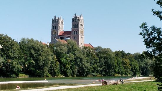 Zwischen Wittelsbacher- und Reichenbachbrücke erscheint die markante Kirche St. Maximilian im neoromanischen Stil, die von 1892 bis 1908 erbaut wurde.