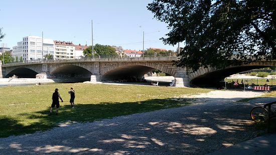 Die weiter oben im Bericht bereits kurz angesprochene, insgesamt 135 m lange Reichenbachbrücke. 
Diese wurde anstelle einer früheren Holzbrücke als Betonbrücke neu gebaut und im Juli 1903 dem Verkehr übergeben.
1964 und 2000 wurde sie jeweils saniert.