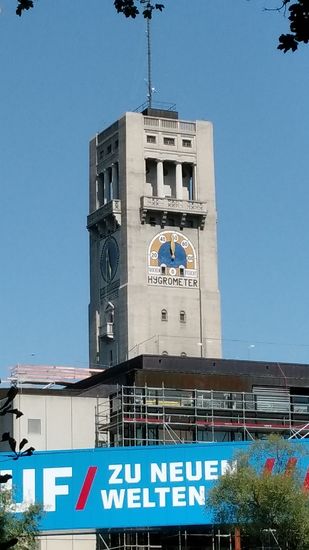 Vom östlichen Isararm, der "kleinen Isar" aus, hat man einen guten Blick auf die östliche Seite des Turms vom Deutschen Museum mit der Hygrometeranzeige und zu diesem Zeitpunkt etwas unter 50 % rel. Luftfeuchte.