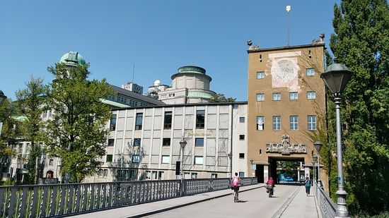 Von der von mir befahrenen Zeppelinstraße gelangt man auf der Ostseite mittels der Zenneckbrücke auf die Museumsinsel.
Links die Kuppel der Sternwarte, in der Mitte der runde Turm des Planetariums.