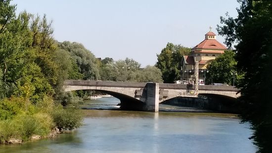 Ludwigsbrücke und Müller'sches Volksbad rechts dahinter