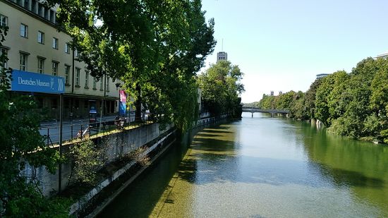 Blick von der Inneren Ludwigsbrücke auf den Hauptarm der Isar in Richtung Süden...
