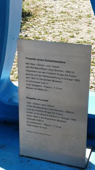 Beschreibung des unten folgenden Propellers eines Schnelldampfers auf der Ludwigsbrücke am Nordende des Deutschen Museums.