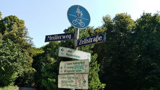 Gut in der Zeit: Freising, mit 37 km Entfernung auf dem mittleren weißen Entfernungsschild vermerkt, geht heute noch "locker vom Hocker", da dieses Foto laut Handyinfo um 12:10 Uhr getätigt wurde. Das könnte heute theoretisch noch weit gehen. 
Mal sehen...