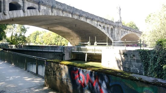 Nochmals die zweibögige Äußere Maximiliansbrücke von Norden aus.
Bei 22 m Breite ist ein beidseitiger Verkehr für Trambahnen, Kfz, Radlern und Fußgängern möglich.