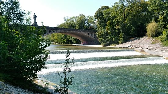 Ein letzter Rückblick auf die Äußere Maximiliansbrücke, die nach rechts verlaufend, die Praterinsel (links) und die unbebaute Schwindinsel (benannt nach dem romantischen Maler Moritz von Schwind) durchtrennt.
Nach der Schwindinsel vereinigen sich die Große und die Kleine Isar wieder zur "einen" Isar.