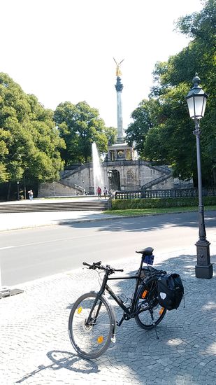 Etwa einen halben km weiter befinde ich mich kurz am Ostende der etwa 67 m langen - zuerst stählernen - Luitpoldbrücke aus dem Jahre 1891, die beim weiter oben schon angeführten September-Hochwasser von 1899 einstürzte und beim Neubau in 1901 durch die noch heute bestehende Steinbogenbrücke ersetzt wurde.
Im Hintergrund gibt sich dabei der Friedensengel erkennbar.