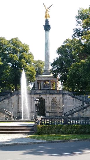 Der vergoldete Friedensengel mit 6 m Höhe und 5 m Flügelspannweite wird von einer 23 m hohen Säule getragen. Zusätzlich mit der unterhalb der Säule befindlichen Tempelanlage beträgt die Gesamthöhe 38 m.
Errichtet wurde dieses Denkmal zur Erinnerung an das 25-jährige Jubiläum des Friedensschlusses nach Ende des Deutsch-Französischen Krieges von 1870 bis 1871.