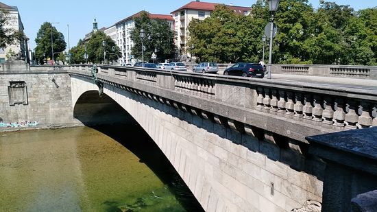 Die Luitpoldbrücke mit Blickrichtung zur Innenstadt.